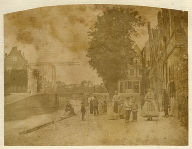 221018 Gezicht op de IJssel met IJsselbrug, het IJsselvere en de Oost-IJsselkade met bebouwing te Oudewater uit het ...